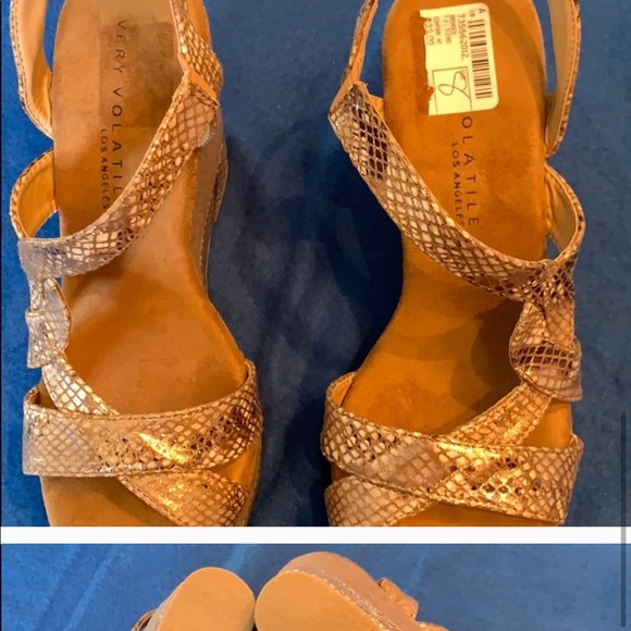 Very volatile gold snakeskin platform wedges - Picture 7 of 9